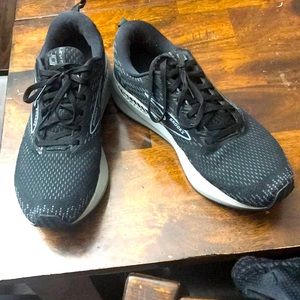Men brook’s running shoes size 11